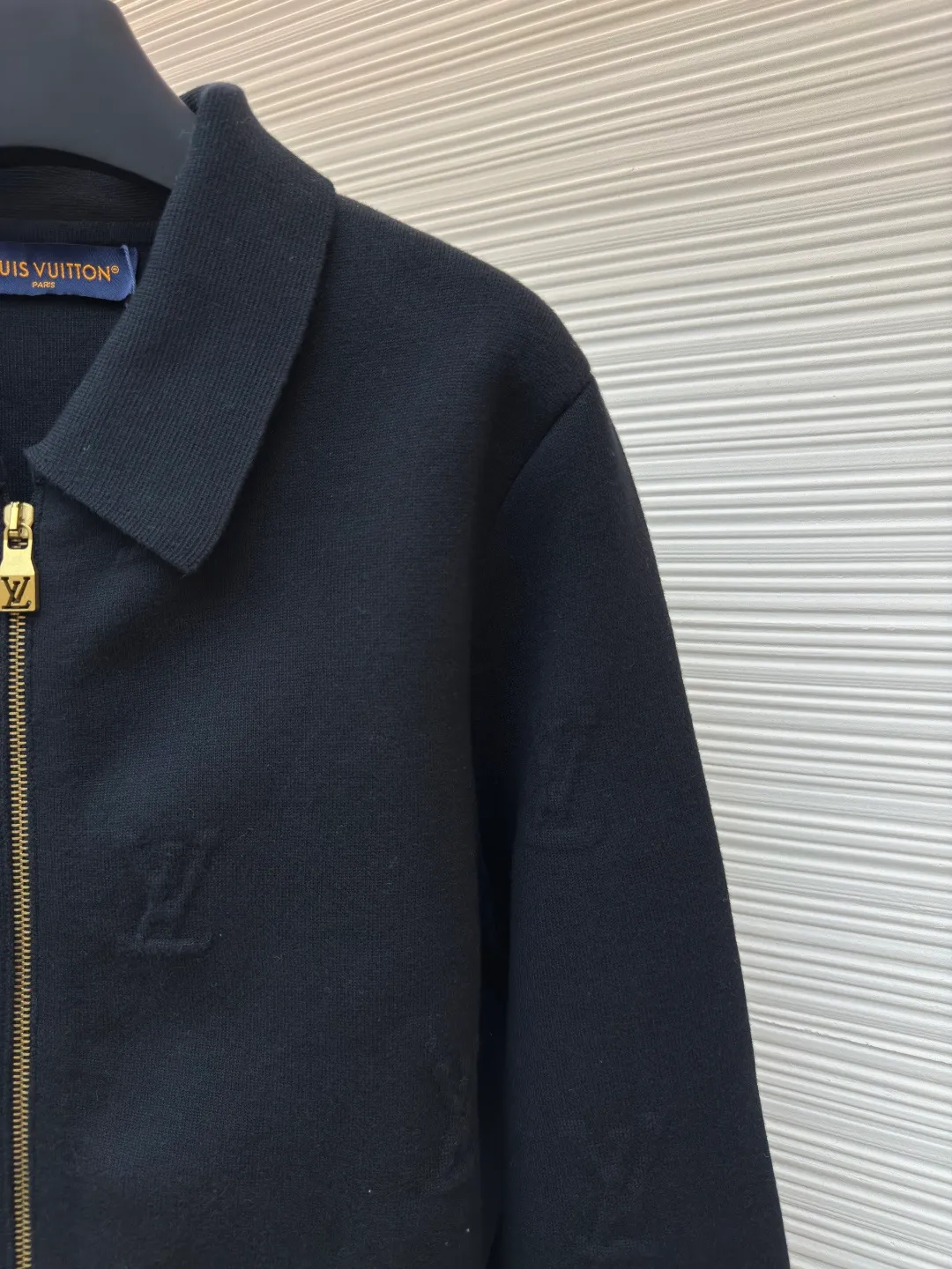 LOUIS VUITTON dark pattern embossed woolen jacket ●Authentic product: Purchased and developed by 24248 ●Item number: 1680578-D15 ●Fabrics: combed cotton fabric ●Technology: embossed woolen fabric ●Version: fitted version ●Weight: about 705 grams ●Size: XS-S-M-L ●Description: Lapel zipper cardigan. The yarn is made of 2 strips of 2/60 fully combed cotton on the bottom + 5 strips of polyester + 1 strip of high-elastic drawstring. The loom is a 14-needle STOLL machine imported from Germany. Each piece of weaving takes 390 minutes. Due to the particularity of this organization, the stability requirements of the machine are very high, and many machines cannot do it. The weaving time is very long, and it is easy to produce waste pieces when weaving the piece, and the loss will be very large; the sewing disc is sewn with a 20-needle disc. The overall wiring is straight and delicate, the fabric is comfortable and soft, and the color is consistent without color difference. It can be matched with the same style to create a fashionable look and control various occasions. Customized accessories, complete with three standards, same style for men and women!